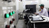 Seorang pekerja beraktivitas di ruang engine test bench.