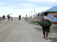 Desa Sugapa sudah sedikit lebih modern dibanding desa-desa lain di sekitarnya. Jalanan di sana sudah tertata, ada listrik dan sudah dapat sinyal telepon. Hanya saja, harga barang-barang di sana sangat mahal (Afif/detikTravel)