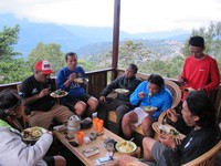 Contohnya, harga satu nasi bungkus dengan ayam dan telor sebesar Rp 45 ribu. Air mineral 600 ml, bisa mencapai Rp 25 ribu. Traveler harus pintar-pintar menghemat di sana (Afif/detikTravel)