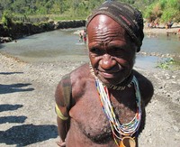 Di Sugapa, traveler bisa bertemu dan berkenalan dengan Oktovianus Sondegau. Dialah kepala Suku Moni yang punya 22 istri! (Afif/detikTravel)