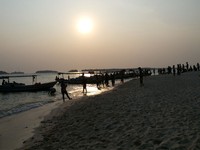 Pulau Perak cukup banyak dikunjungi traveler yang main ke Kepulauan Seribu. Banyak yang datang ke pulau untuk main di pinggir pantai, menjajal banana boat dan menunggu pemandangan sunset yang indah (Kurnia/detikTravel)