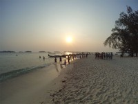 Kalau main ke Pulau Perak, jangan buru-buru pulang saat hari masih terang. Sekitar pukul 17.00 mulai tampak pemandangan matahari yang akan terbenam (Kurnia/detikTravel)