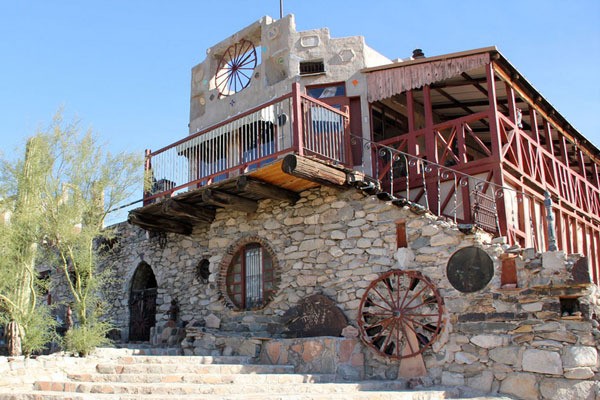 Kisah Sedih Kastil Sampah di AS