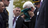 Presiden Palestina Mahmoud Abbas mencium bendera sebelum dikibarkan. Andrew Kelly/Reuters/detikFoto.