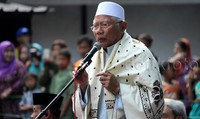 Acara itu dihadiri oleh sejumlah alim ulama seperti KH Ahmad Kholil Ridwan pimpinan ponpes Al-Husnayain dan KH. Rosyid Abdullah Sayafii yang memberikan tausyiah.