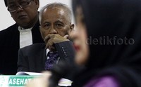 OC Kaligis menyimak keterangan Evy.