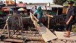 Jembatan Nasio Dibongkar, Warga Lalui Jembatan Kayu