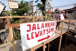 Jembatan Nasio Dibongkar, Warga Lalui Jembatan Kayu