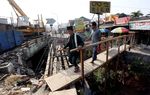 Jembatan Nasio Dibongkar, Warga Lalui Jembatan Kayu