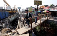     Jembatan darurat ini berada persis di samping jembatan Nasio yang sedang diperbaiki.
