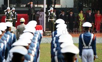 Presiden Jokowi memberikan penghormatan.