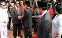 Presiden Jokowi menyalami keluarga korban peristiwa G 30 S/PKI.