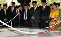 Saat meninjau sumur maut, presiden dan ibu negara didampingi sejumlah menteri kabinet kerja.