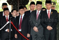 Seskab Pramono Anung, Ketua MPR Zulkifli Hasan, Menko Polhukam Luhut Pandjaitan, Gubernur DKI Jakarta Basuki T Purnama (Ahok), dan Panglima TNI Gatot Nurmantyo mendampingi Jokowi meninjau sumur Lubang Buaya.