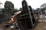 Sebuah Crane Jatuh di Kampung Pulo