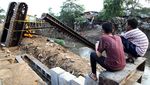 Sebuah Crane Jatuh di Kampung Pulo