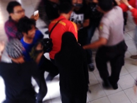 Pengacara RA Isyaratkan Wanita Misterius Bercadar Adalah AA