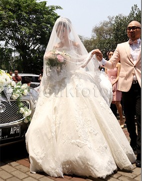 Cantiknya! Chelsea Olivia Tiba di Katedral dengan Mobil Jaguar