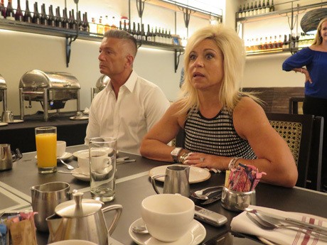 Bertemu Theresa Caputo, Cenayang Misterius yang Suka Ngebanyol