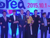 Leeteuk dan Kangin diberi kehormatan untuk menggunting rangkaian bunga bersama para tamu undangan, salah satunya Duta Besar Korea untuk Indonesia, Cho Tai-young.