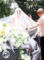 Here Comes the Bride! Chelsea Berseri-seri Kenakan Gaun Pengantin