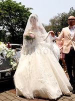 Here Comes the Bride! Chelsea Berseri-seri Kenakan Gaun Pengantin