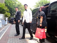 Glenn tiba terlebih dahulu mengendarai Alphard.