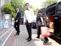Glenn tampak gagah dibalut tuxedo putih.
