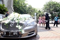 Sebentar lagi mempelai akan memasuki altar gereja untuk melakukan pemberkatan pernikahan.