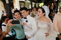 Mereka tak lupa untuk selfie dengan kerabat yang hadir.