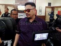 Farhat akhirnya benar-benar menyerah dalam perkara perseteruannya dengan Ahmad Dhani.