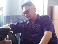 Farhat yang tiba sekitar pukul 15.45 WIB langsung duduk di bangku tunggu Kejari.