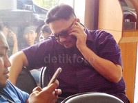 Ia terlihat sangat santai.