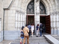 Beberapa tamu undangan sudah mulai berdatangan satu per satu, dan memasuki gereja.