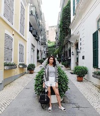 Tyas tampil santai dengan crop top abu-abu, celana pendek putih, outerwear bermotif hitam dan abu-abu serta sepatu hitam dan putih. (Instagram/tyasmirasih)