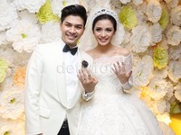 Glenn dan Chelsea memamerkan cincin pernikahan mereka yang bermata berlian.