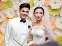 Chelsea terlihat sangat cantik dalam balutan gaun pengantin rancangan Hian Tjen yang bertabur 2.500 kristal Swarovski dan didatangkan langsung dari Milan.