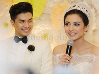 Glenn memandang istrinya yang cantik.