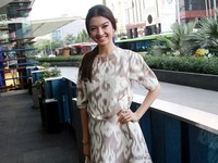 Raline cantik dibalut dress tenun. Pool/Gus Mun/detikFoto.