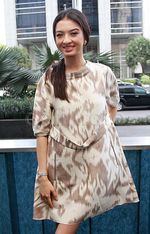 Si Cantik Raline Shah Berbaju Tenun