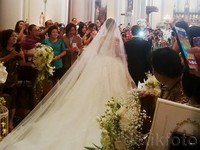 Chelsea tampak wow dalam balutan gaun pengantin yang menyapu lantai.