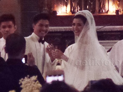 Resmi Jadi Suami-istri, Glenn Cium Chelsea Olivia