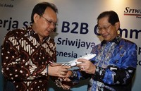 Keduanya kemudian bertukar cenderamata.