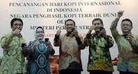 Menteri Perindustrian Republik Indonesia Saleh Husin didampingi pejabat eselon Kementerian Perindustrian mencanangkan Hari Kopi Internasional di Jakarta, Kamis (01/10/2015).