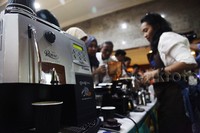 Beragam kopi dari berbagai daerah mulai dari Gayo, Solok, Lintong, Kintamani, Bajawa, Bengkulu hingga Wamena dibagi-bagi secara gratis di Kemenperin.