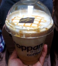 Selain Cappucino, terdapat caramel latte yang nikmat diminum saat bersantai.