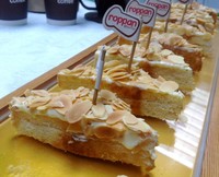 Sakura Almond, roti panggang yang berisi krim vanilla dan di​ ​atasnya  diberi krim dan taburan almond.