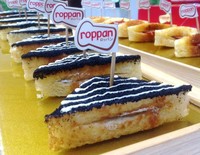 Oreogami, Roti panggang manis ini berisi krim oreo dan d​engan​ taburan oreo bubuk.