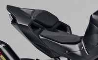 Sebuah gambar samar di balik fairing bodi menampilkan mesin motor ini. Kalau gambar tersebut diperjelas, akan terlihat bahwa motor ini memiliki dua kepala knalpot yang tampak samar di balik fairing. Pool/dok Honda.