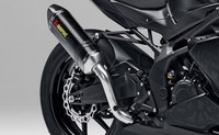 Konsep motor sport ini memiliki tampilan yang agresif dengan fairing panjang dan ujung-ujung yang tajam. Posisi riding juga terlihat agresif. Ada juga garpu upside-down, knalpot Akrapovic dan komponen serat karbon yang membuat motor ini lebih ringan. Pool/dok Honda.